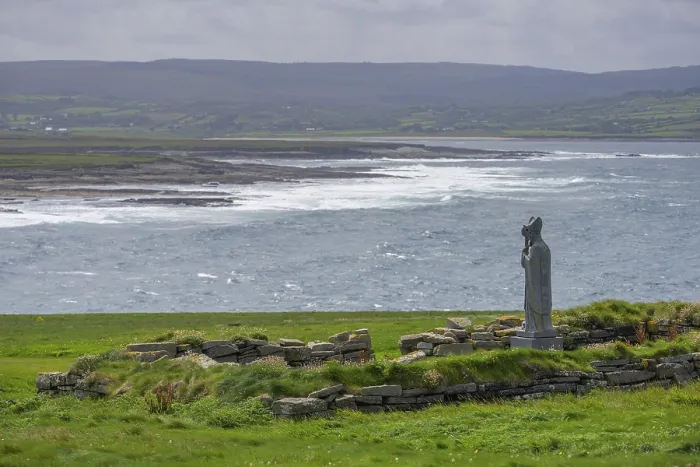 Gerahmter Druck : Statue an Downpatrick Head, Lackan Gerahmter Druck : Statue an Downpatrick Head, Lackan
