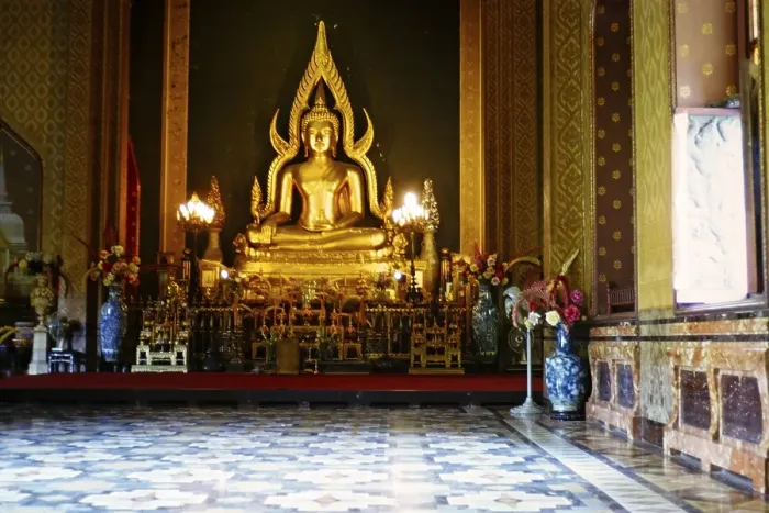 Gerahmter Druck : Statue eines sitzenden goldenen Buddhas, Wat Benchamabophit, Marmortempel, Bangkok, Thailand, Asien im Jahr 1964. Gerahmter Druck : Statue eines sitzenden goldenen Buddhas, Wat Benchamabophit, Marmortempel, Bangkok, Thailand, Asien im Jahr 1964.