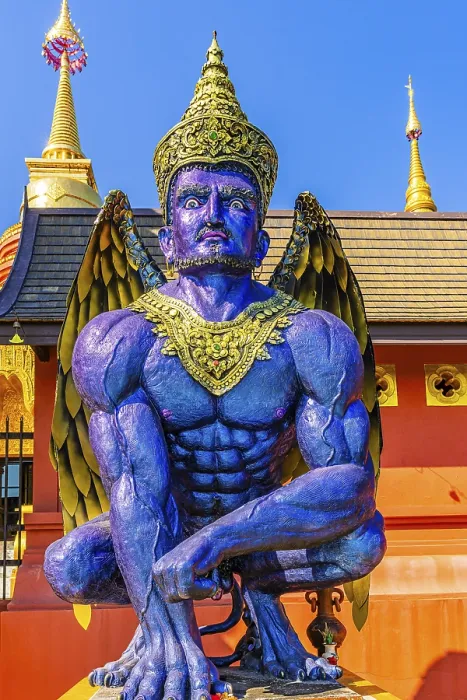Gerahmter Druck : Statue eines mensch-vogelartigen Wesens. Gerahmter Druck : Statue eines mensch-vogelartigen Wesens.