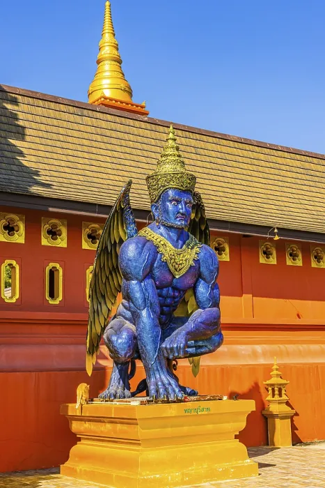 Gerahmter Druck : Statue eines mensch-vogelartigen Wesens, Garuda, in der buddhistischen Tempelanlage Wat Phra That Don Phra Chan bei Lampang, Provinz Lampang, Thailand Gerahmter Druck : Statue eines mensch-vogelartigen Wesens, Garuda, in der buddhistischen Tempelanlage Wat Phra That Don Phra Chan bei Lampang, Provinz Lampang, Thailand