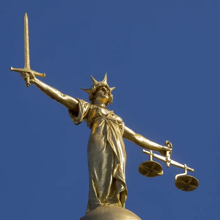 Gerahmter Druck : Statue von Justitia am Old Bailey Gerahmter Druck : Statue von Justitia am Old Bailey