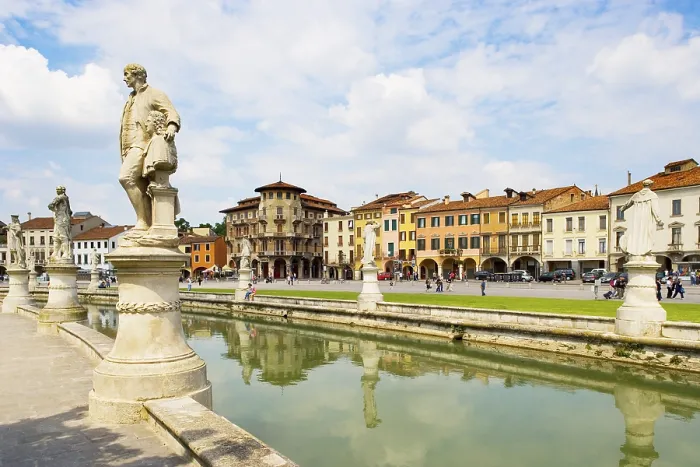 Gerahmter Druck : Statuen auf dem Prato della Valle. Gerahmter Druck : Statuen auf dem Prato della Valle.