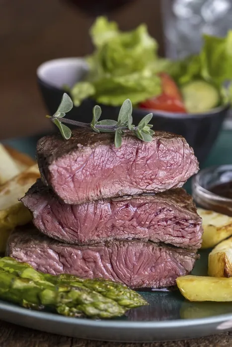 Gerahmter Druck : Steak mit Spargel und Pommes. Gerahmter Druck : Steak mit Spargel und Pommes.