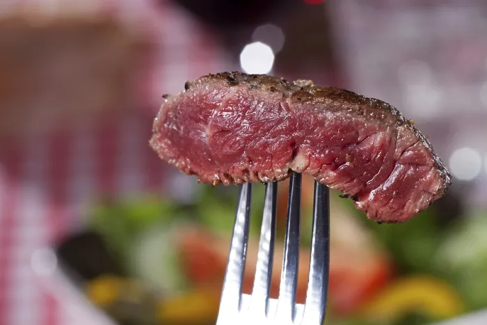 Gerahmter Druck : Steak auf einem Gabel über das Salat. Gerahmter Druck : Steak auf einem Gabel über das Salat.