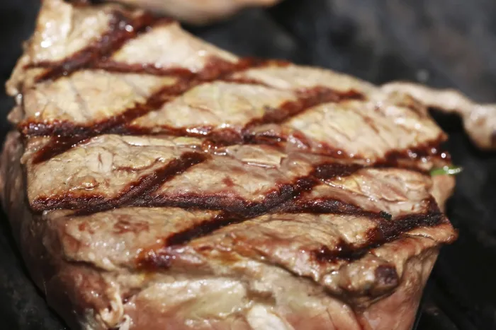 Gerahmter Druck : Steak auf dem Grill mit Diamantmuster. Gerahmter Druck : Steak auf dem Grill mit Diamantmuster.