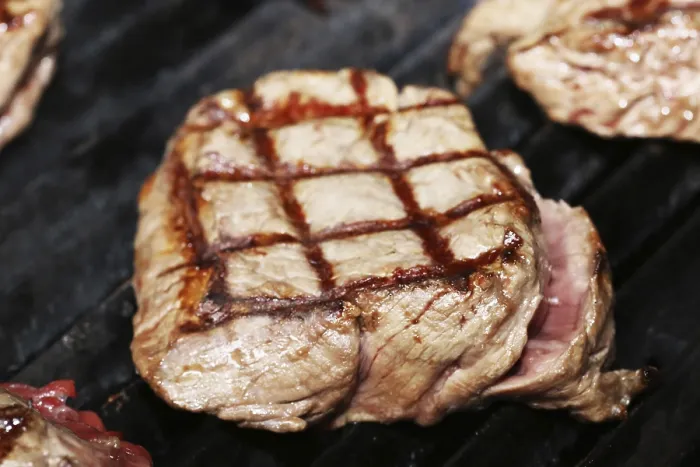 Gerahmter Druck : Rindersteak auf dem Grill mit Diamantmuster Gerahmter Druck : Rindersteak auf dem Grill mit Diamantmuster