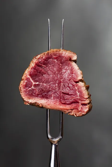 Gerahmter Druck : Steak auf einem Fleischgabelsatz Gerahmter Druck : Steak auf einem Fleischgabelsatz