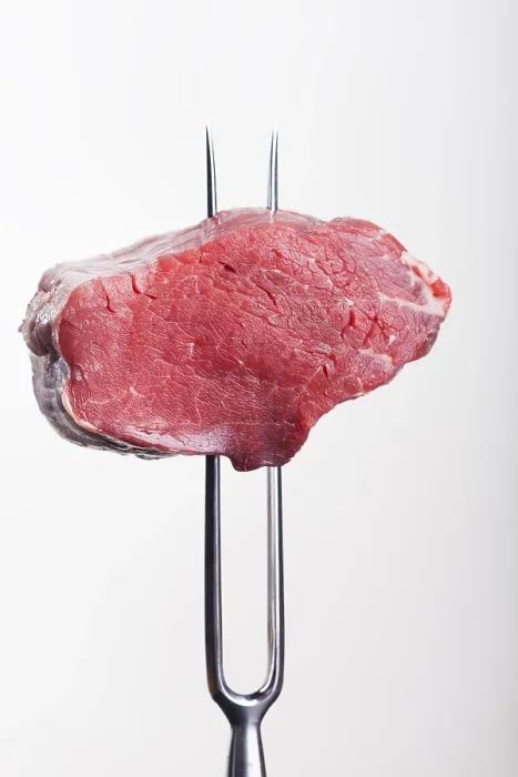 Gerahmter Druck : Steak auf einem Fleischgabelspieß. Gerahmter Druck : Steak auf einem Fleischgabelspieß.
