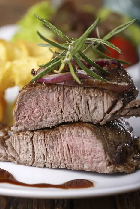 Gerahmter Druck : Steakscheiben auf einem Teller. Gerahmter Druck : Steakscheiben auf einem Teller.