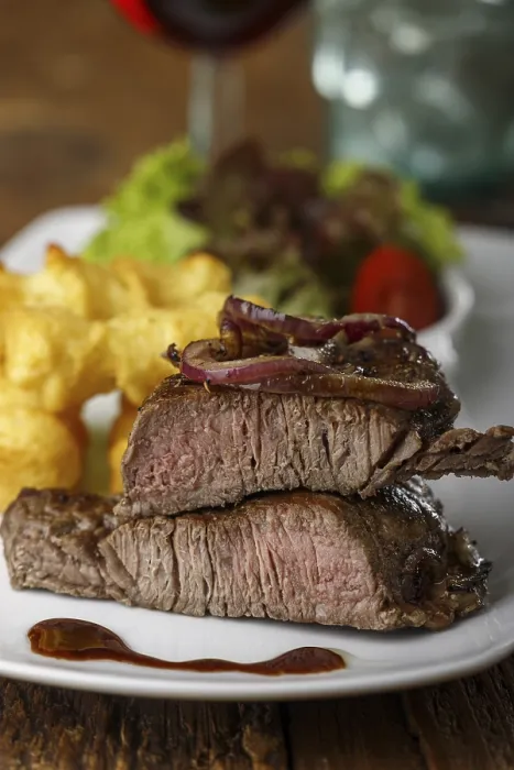 Gerahmter Druck : Steakstücke auf einem Teller. Gerahmter Druck : Steakstücke auf einem Teller.