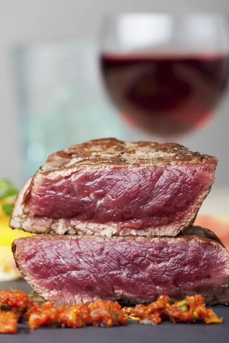 Gerahmter Druck : Rindersteaks mit Rotwein. Gerahmter Druck : Rindersteaks mit Rotwein.