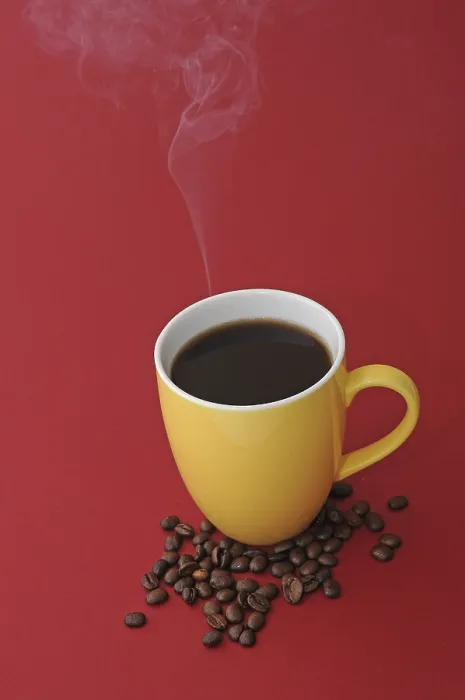 Gerahmter Druck : Kaffeebecher mit dampfender Kaffebohne Gerahmter Druck : Kaffeebecher mit dampfender Kaffebohne