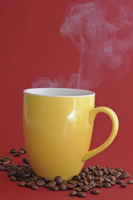 Gerahmter Druck : Kaffeebecher mit dampfender Kaffebohne. Gerahmter Druck : Kaffeebecher mit dampfender Kaffebohne.
