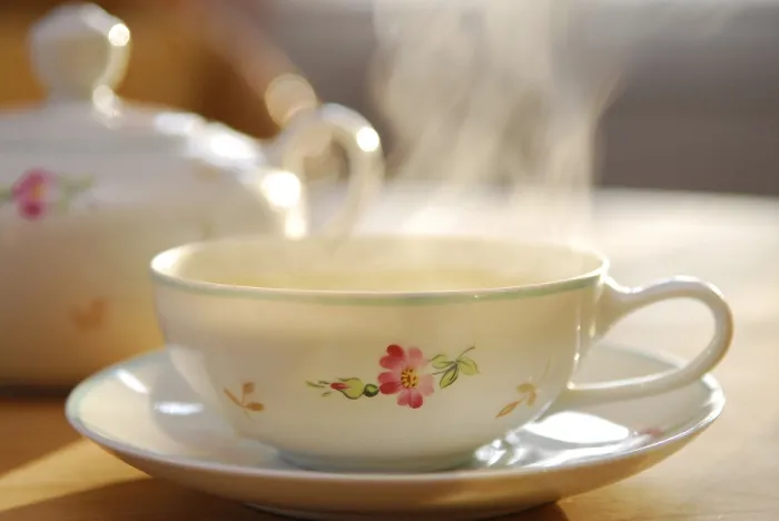 Gerahmter Druck : Ein dampfender Becher Kräutertee Gerahmter Druck : Ein dampfender Becher Kräutertee