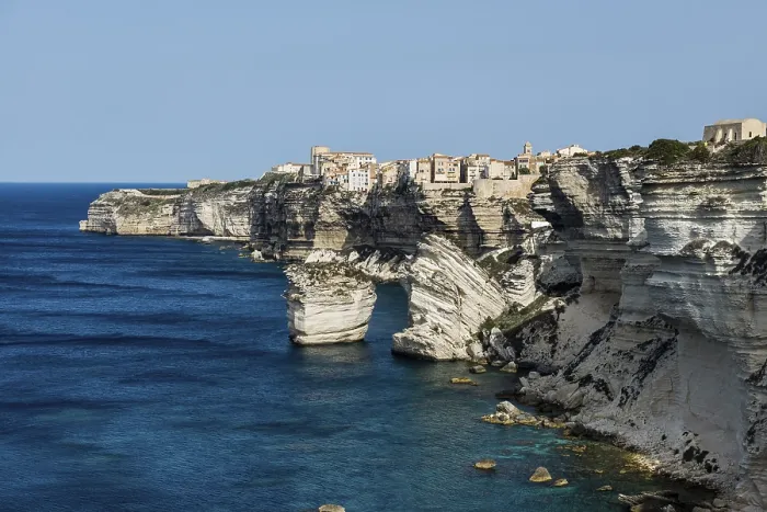 Gerahmter Druck : Steile Küste und Kalkfelsen, Bonifacio. Gerahmter Druck : Steile Küste und Kalkfelsen, Bonifacio.