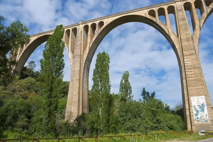 Gerahmter Druck : Steinbrücke mit großen Bögen über einem Wald. Gerahmter Druck : Steinbrücke mit großen Bögen über einem Wald.