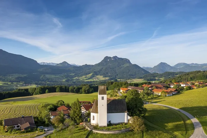 Gerahmter Druck : Steinkirchen, Samerberg, Drohnenbild. Gerahmter Druck : Steinkirchen, Samerberg, Drohnenbild.