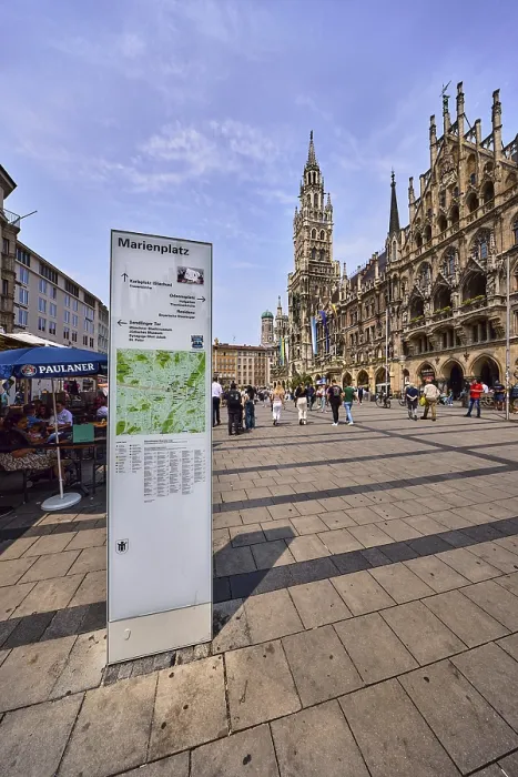 Gerahmter Druck : Denkmal mit Standortzeichen, Quadrat. Gerahmter Druck : Denkmal mit Standortzeichen, Quadrat.