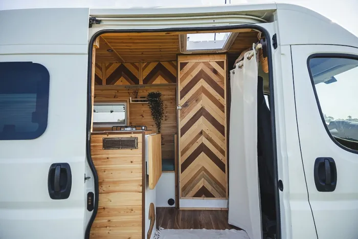 Gerahmter Druck : Treten Sie in einen stilvollen Camper mit einem gemütlichen. Gerahmter Druck : Treten Sie in einen stilvollen Camper mit einem gemütlichen.