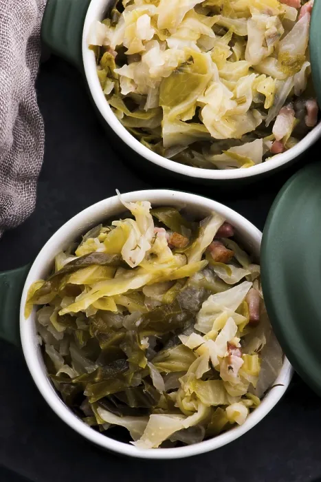 Gerahmter Druck : Eintopf aus Weißkohl und Speck. Gerahmter Druck : Eintopf aus Weißkohl und Speck.