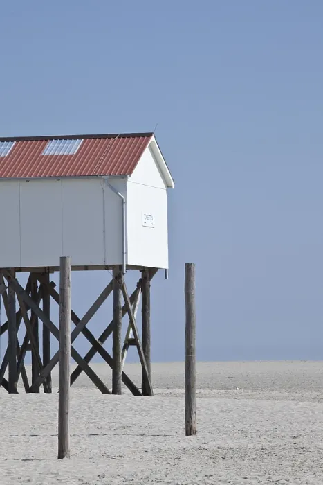 Gerahmter Druck : Ein steiles Haus am Strand in St. Gerahmter Druck : Ein steiles Haus am Strand in St.