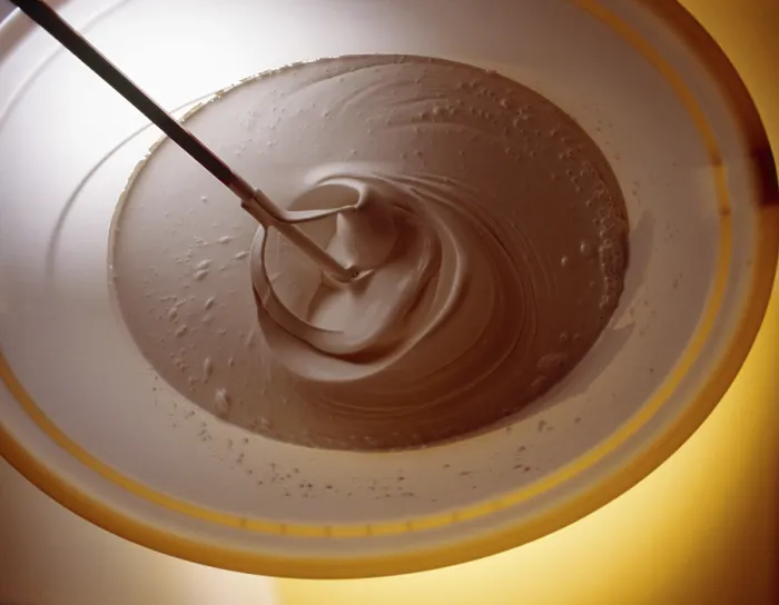 Gerahmter Druck : Farbstirrer in einer Dose Farbe. Gerahmter Druck : Farbstirrer in einer Dose Farbe.