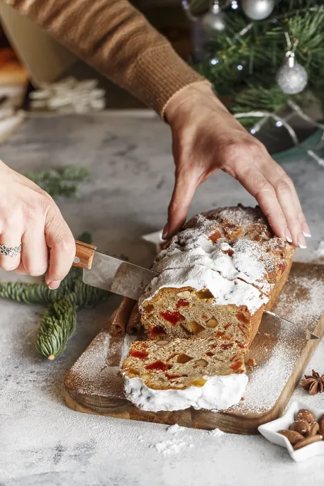 Gerahmter Druck : Stollen ist eine Fruchtgebäck mit Nüssen. Gerahmter Druck : Stollen ist eine Fruchtgebäck mit Nüssen.