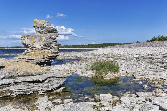 Gerahmter Druck : Steinstrand mit Kalksäule Gerahmter Druck : Steinstrand mit Kalksäule