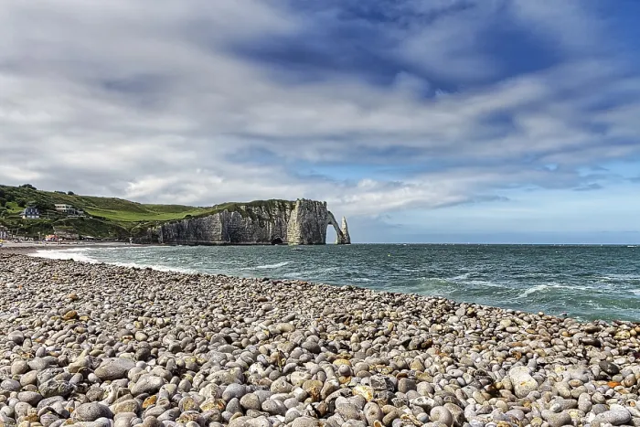 Gerahmter Druck : Steinstrand mit Blick auf die Kalkküste. Gerahmter Druck : Steinstrand mit Blick auf die Kalkküste.