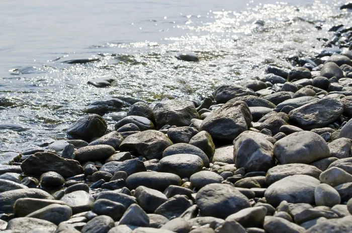 Gerahmter Druck : Steinstrand am Wasserzug Gerahmter Druck : Steinstrand am Wasserzug