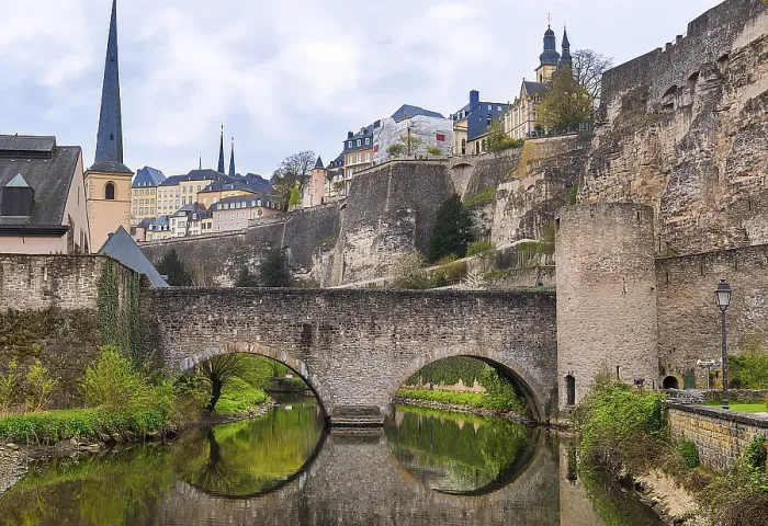 Gerahmter Druck : Steinbrücke im Wasser spiegelt. Gerahmter Druck : Steinbrücke im Wasser spiegelt.