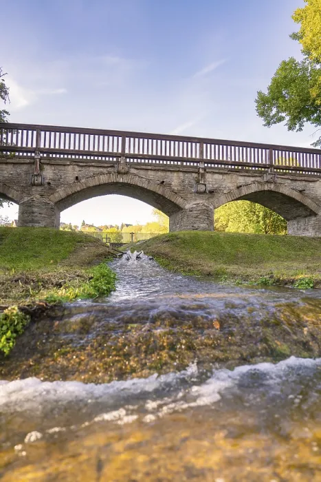 Gerahmter Druck : Steinbrücke über einen kleinen Fluss. Gerahmter Druck : Steinbrücke über einen kleinen Fluss.
