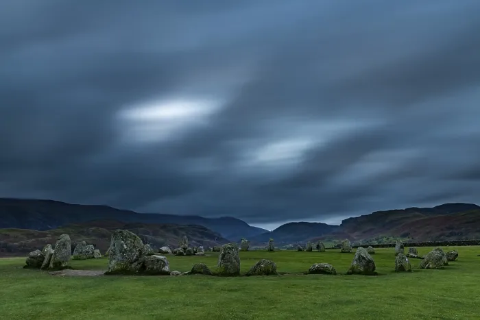 Gerahmter Druck : Steinring mit dunkler Wolkenhimmel.