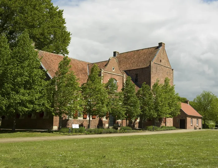 Gerahmter Druck : Steinhaus in Bunderhee, Bunde. Gerahmter Druck : Steinhaus in Bunderhee, Bunde.