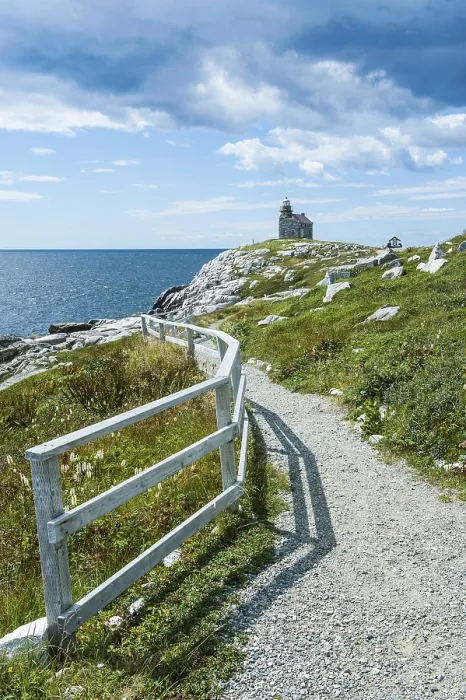 Gerahmter Druck : Steinleuchtturm, Rose Blanche Gerahmter Druck : Steinleuchtturm, Rose Blanche