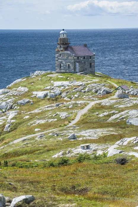Gerahmter Druck : Steinleuchtturm, Rose Blanche Gerahmter Druck : Steinleuchtturm, Rose Blanche