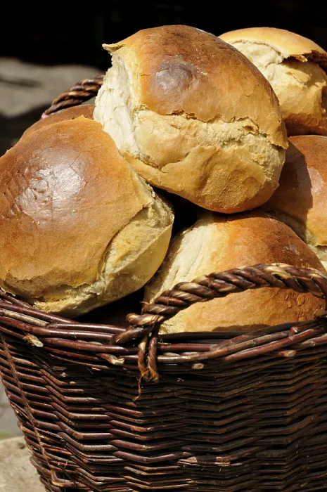 Gerahmter Druck : Steingartenbrot in Weidenkorb. Gerahmter Druck : Steingartenbrot in Weidenkorb.
