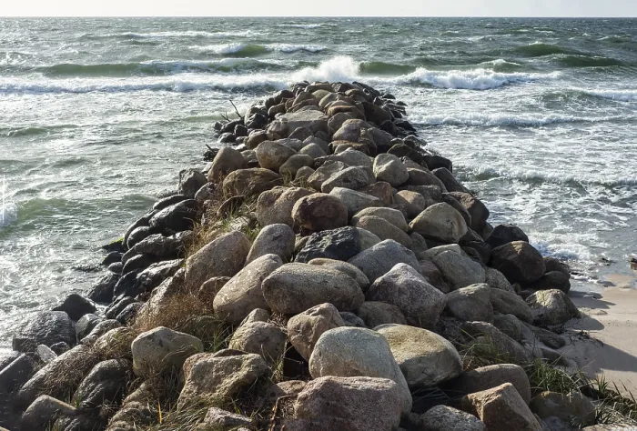 Gerahmter Druck : Steinpier als Schutz gegen Stranderosion in Loderup. Gerahmter Druck : Steinpier als Schutz gegen Stranderosion in Loderup.