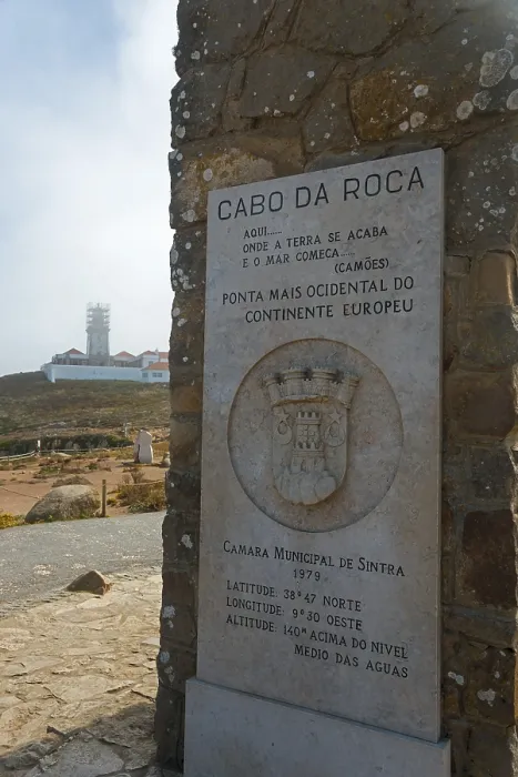 Gerahmter Druck : Steinplatte mit Informationen über Cabo da Roca. Gerahmter Druck : Steinplatte mit Informationen über Cabo da Roca.