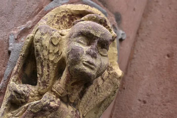 Gerahmter Druck : Steinrelief