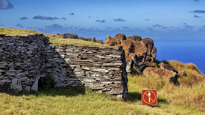 Gerahmter Druck : Steinmauer mit Wellenbrecher und Ozeanhintergrund. Gerahmter Druck : Steinmauer mit Wellenbrecher und Ozeanhintergrund.