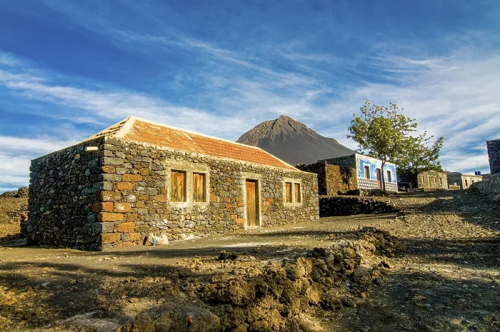 Gerahmter Druck : Steinhaus mit Vulkan im Hintergrund. Gerahmter Druck : Steinhaus mit Vulkan im Hintergrund.