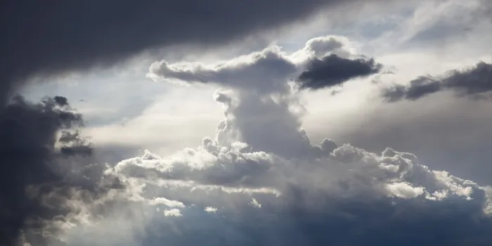 Gerahmter Druck : Sturmwolken gären. Gerahmter Druck : Sturmwolken gären.