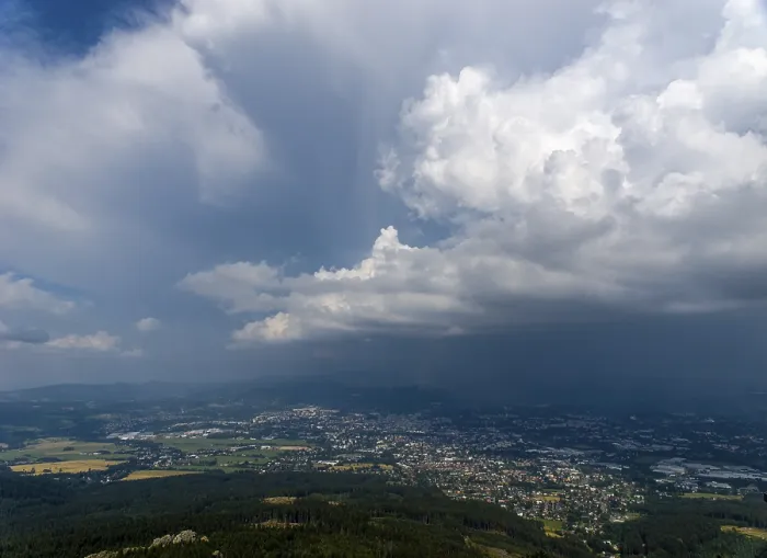Gerahmter Druck : Sturmwolken über Stadt und Wald. Gerahmter Druck : Sturmwolken über Stadt und Wald.