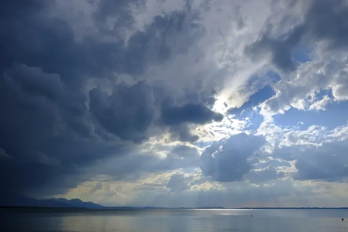 Gerahmter Druck : Sturmwolken, dunkle Wolken über dem See. Gerahmter Druck : Sturmwolken, dunkle Wolken über dem See.