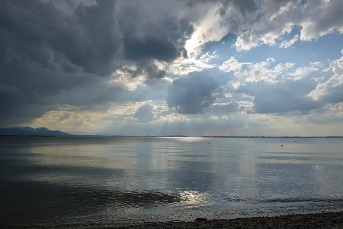 Gerahmter Druck : Sturmwolken, dunkle Wolken über dem See. Gerahmter Druck : Sturmwolken, dunkle Wolken über dem See.