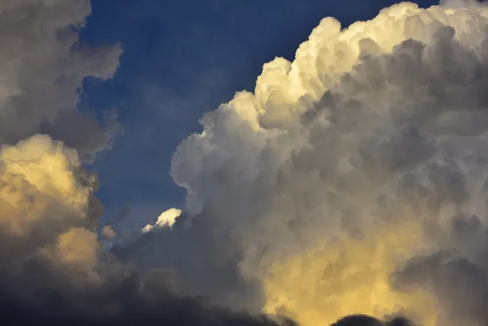 Gerahmter Druck : Sturmwolken, senkrechte Wolken. Gerahmter Druck : Sturmwolken, senkrechte Wolken.