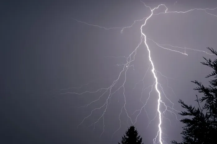 Gerahmter Druck : Stürmischer Himmel mit Blitz, Gewitter. Gerahmter Druck : Stürmischer Himmel mit Blitz, Gewitter.