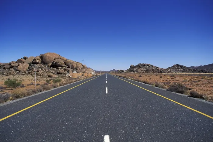 Gerahmter Druck : Gerader Straßenabschnitt in Namibia. Gerahmter Druck : Gerader Straßenabschnitt in Namibia.