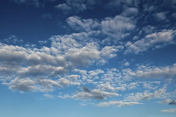 Gerahmter Druck : Stratocumuluswolken und blauer Himmel. Gerahmter Druck : Stratocumuluswolken und blauer Himmel.